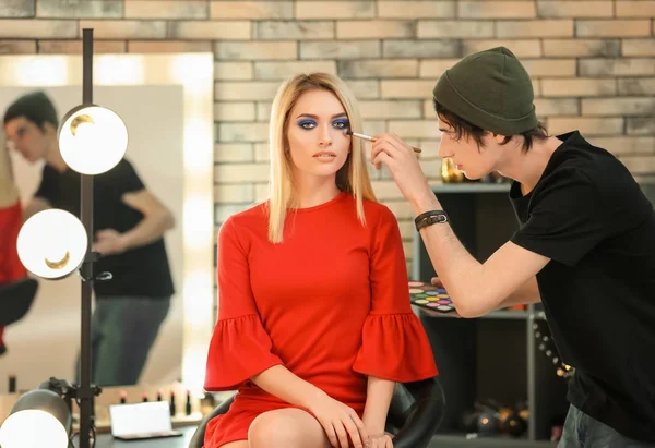 Artiste Professionnel Créant Maquillage Pour Beau Modèle Dans Chambre — Photo