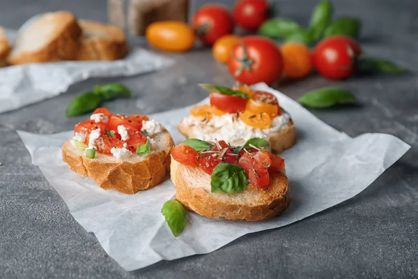 Smakelijke Bruschettas Met Tomaten Tafel Close — Stockfoto