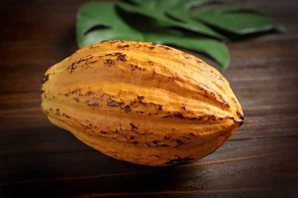 Kakaoschote Auf Holzgrund — Stockfoto