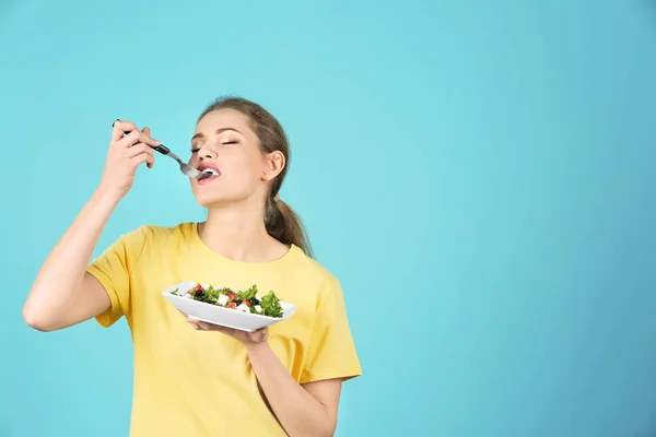Joven Hermosa Mujer Comiendo Ensalada Fresca Sobre Fondo Color —  Fotos de Stock