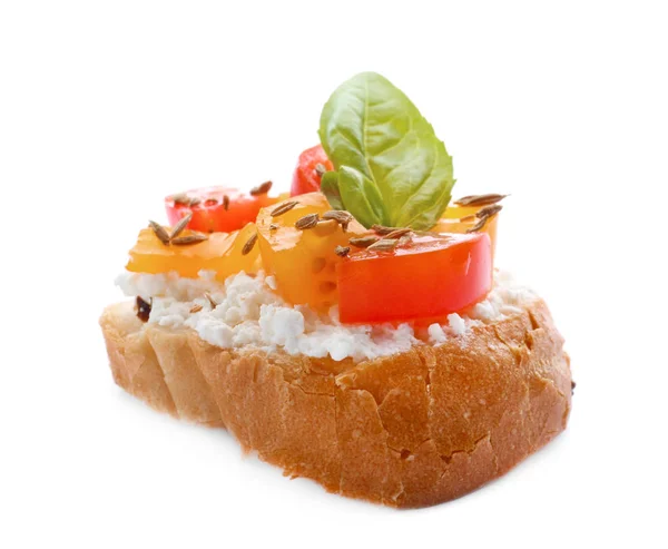 おいしいトマト 白い背景の上のチーズのブルスケッタ — ストック写真