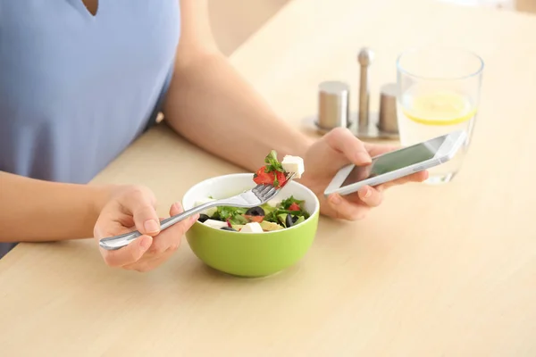 Giovane Bella Donna Con Telefono Mangiare Insalata Fresca Tavola — Foto Stock