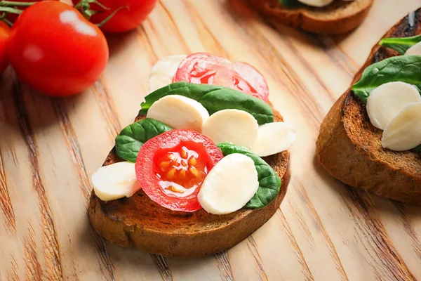 Chutné Bruschetta Cherry Rajčaty Mozzarellou Dřevěné Desce — Stock fotografie