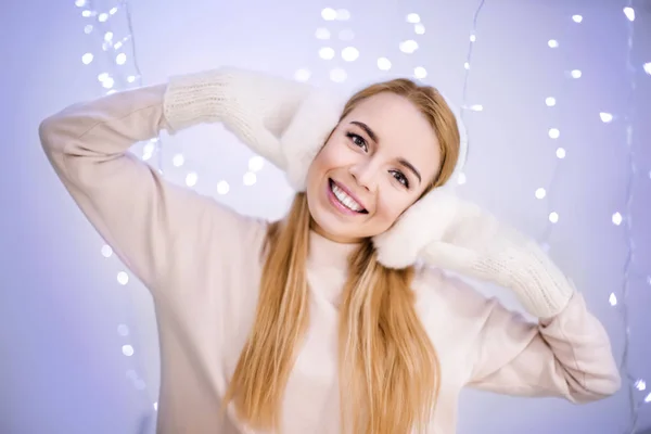 Mujer Feliz Orejeras Contra Luces Borrosas — Foto de Stock