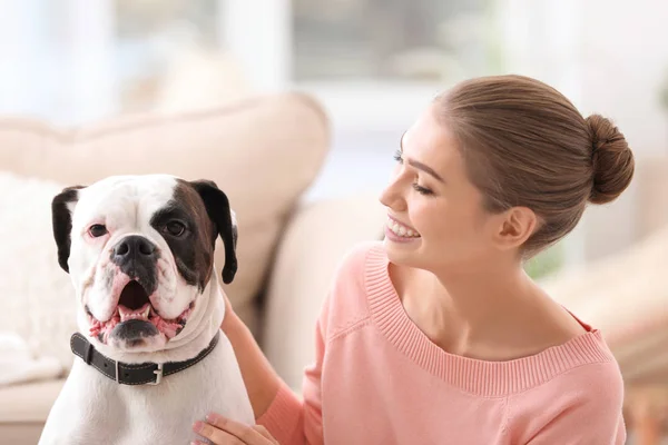 Kvinna Med Söt Vit Boxer Hund Inomhus Sällskapsdjur Adoptionen — Stockfoto