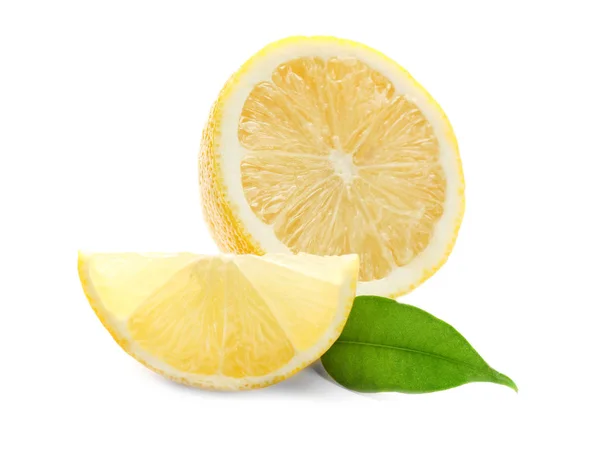 Limão maduro fresco com folha sobre fundo branco — Fotografia de Stock