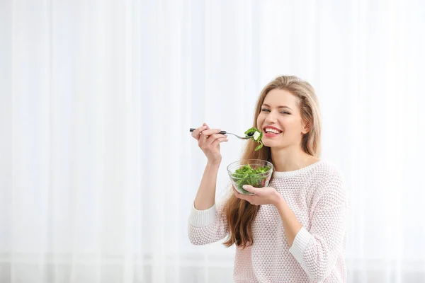Joven Hermosa Mujer Comiendo Ensalada Fresca Sobre Fondo Claro —  Fotos de Stock
