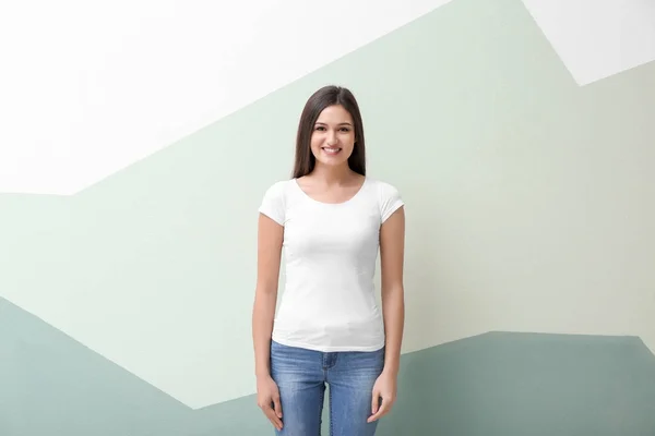Νεαρή Γυναίκα Στο Λευκό Shirt Χρώμα Φόντου Κοροϊδεύω Για Σχεδίαση — Φωτογραφία Αρχείου