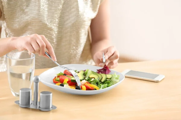 Wanita Muda Makan Salad Segar Meja — Stok Foto