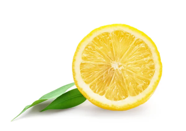 Eine halbe Zitrone mit Blättern auf weißem Hintergrund — Stockfoto