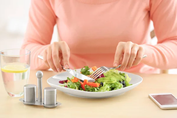 Jeune Femme Mangeant Salade Fraîche Table — Photo