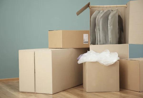 Kotak Lemari Dengan Pakaian Dalam Ruangan — Stok Foto
