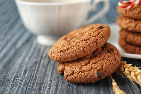 Deliciosos Biscoitos Aveia Com Lascas Chocolate Mesa Madeira — Fotografia de Stock