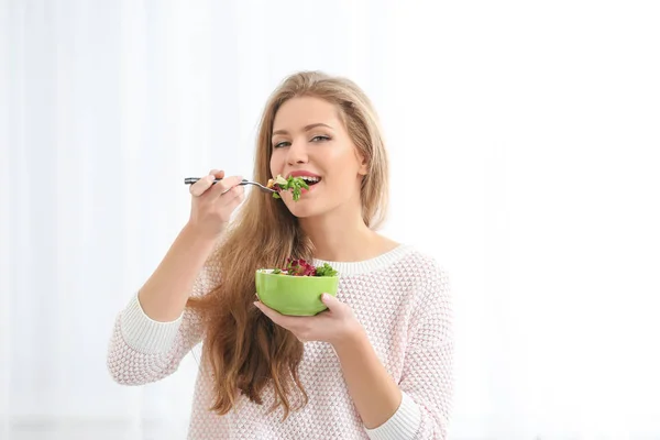 Junge Schöne Frau Isst Frischen Salat Auf Hellem Hintergrund — Stockfoto