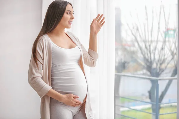 Mooie Zwangere Vrouw Permanent Buurt Van Venster Thuis — Stockfoto