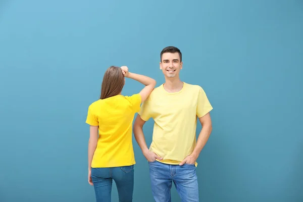 Mujer Joven Hombre Camisetas Amarillas Sobre Fondo Color Burla Para — Foto de Stock