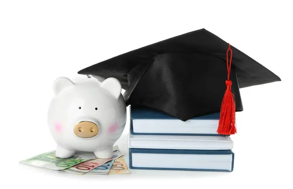 Sparschwein Mit Mütze Geld Und Bücherstapel Auf Weißem Hintergrund Bildungssparkonzept — Stockfoto