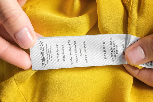 Жінка Читає Інструкцію Етикетці Одягу Крупним Планом — стокове фото