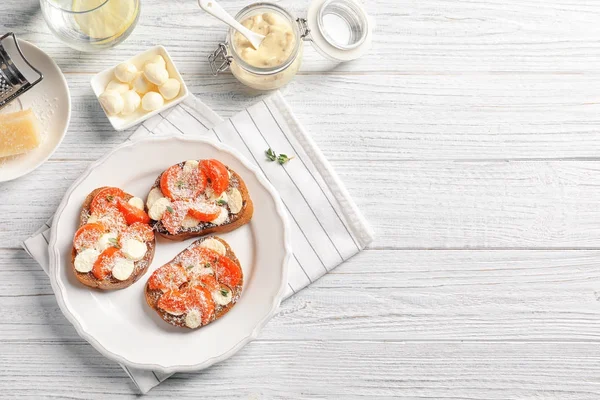 Gustose Bruschette Con Pomodorini Formaggio Sul Piatto — Foto Stock