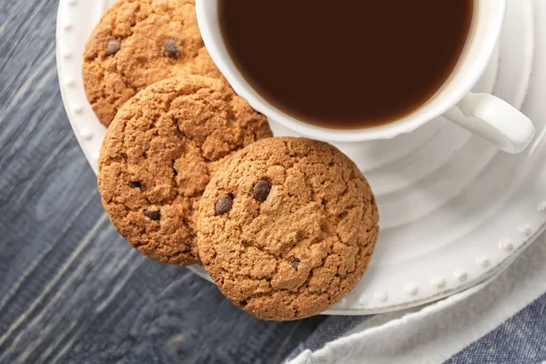 Csokoládé Chips Csésze Kávét Lemez Finom Zabliszt Cookie — Stock Fotó