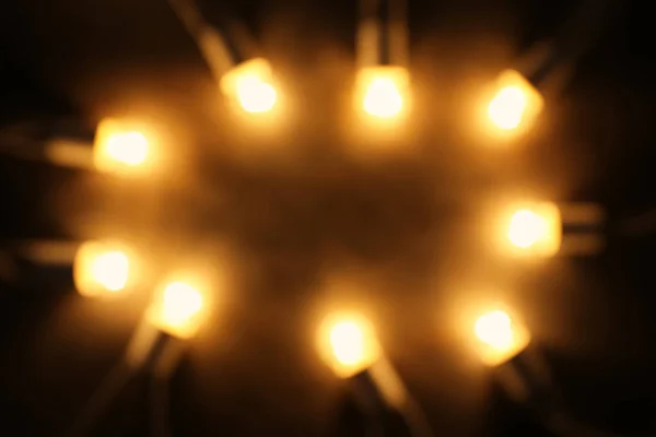 Niewyraźne Lampki Świąteczne Ciemnym Tle — Zdjęcie stockowe