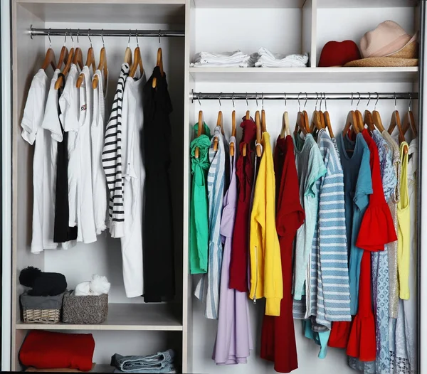 Kleiderschrank Mit Vielen Verschiedenen Kleidungsstücken Nahaufnahme — Stockfoto