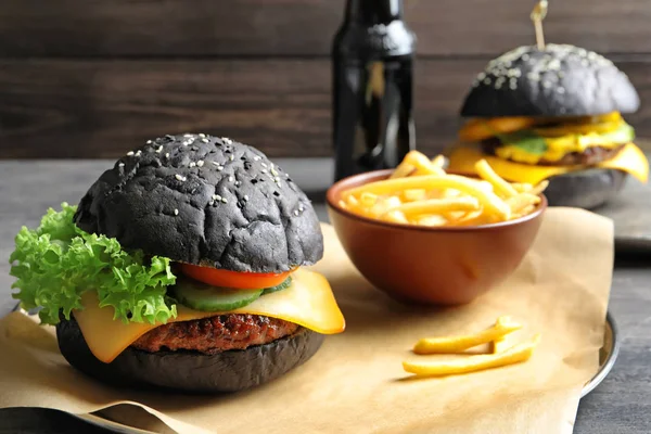 Leckerer Schwarzer Burger Auf Dem Tisch — Stockfoto