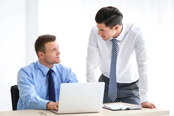 Giovani Uomini Con Laptop Sfondo Chiaro — Foto Stock