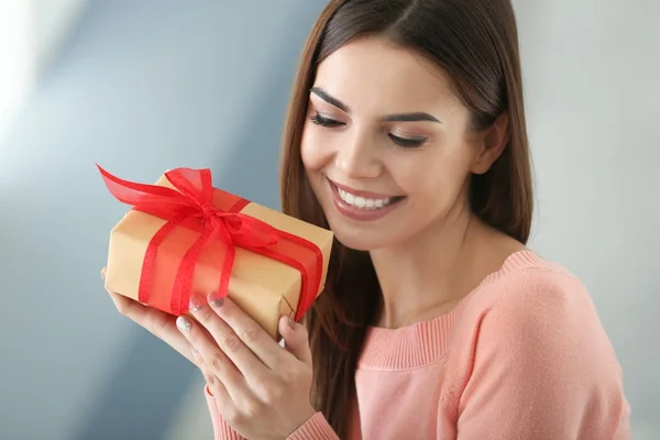 Beautiful Young Woman Holding Gift Box Home — Stock Photo, Image