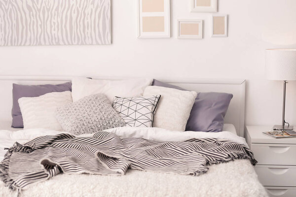 Современный интерьер с удобной кроватью
