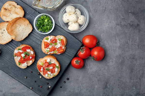 Gustose Bruschette Con Pomodori Tavola Legno Vista Dall Alto — Foto Stock