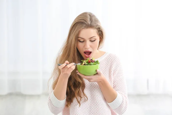 Joven Hermosa Mujer Comiendo Ensalada Fresca Sobre Fondo Claro —  Fotos de Stock
