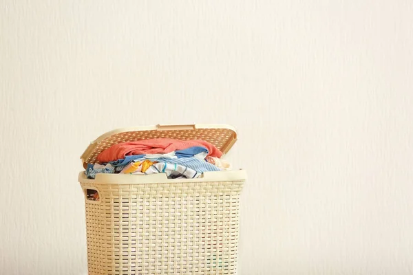 Plastic Laundry Basket Clothes Light Background — Stock Photo, Image