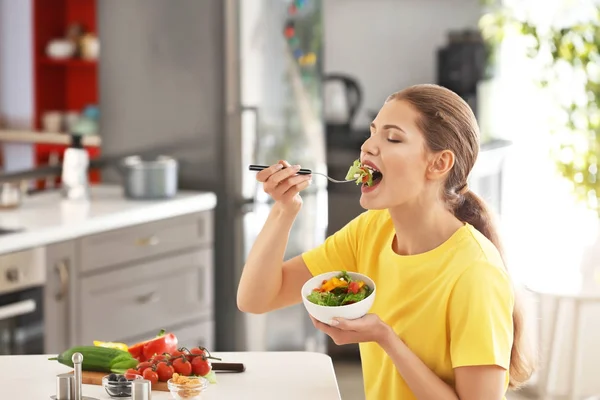 Jeune Belle Femme Manger Salade Fraîche Dans Cuisine — Photo