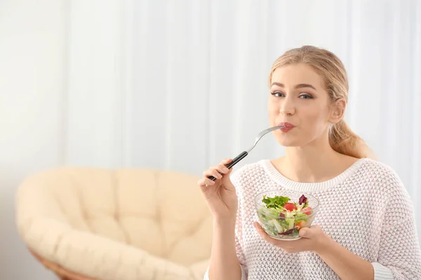 Giovane Bella Donna Mangiare Insalata Fresca Casa — Foto Stock