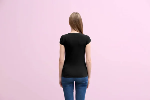 色の背景上の黒い シャツの若い女性 デザインのモックアップ — ストック写真