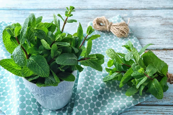 Tasse Mit Frischer Melisse Auf Dem Tisch — Stockfoto