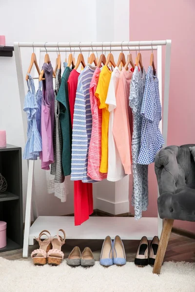 Nette Kleedkamer Interieur Met Kleding Rek — Stockfoto