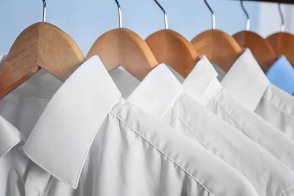 Camisas Limpias Colgando Estante Lavandería Primer Plano —  Fotos de Stock