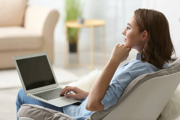 Mujer Joven Usando Ordenador Portátil Casa — Foto de Stock