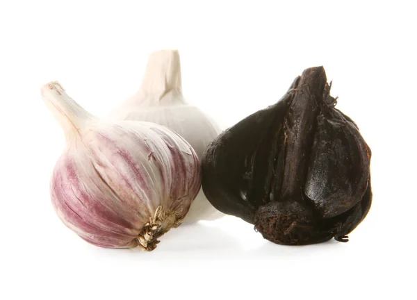 Schwarze Allium Sativum Und Weiße Knoblauchzwiebeln Auf Weißem Hintergrund — Stockfoto