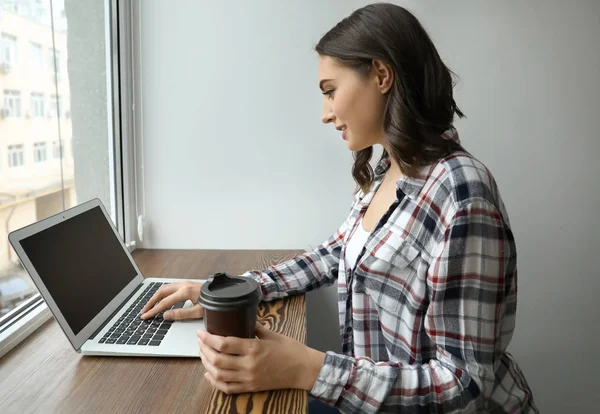 Jeune Femme Utilisant Ordinateur Portable Bureau — Photo