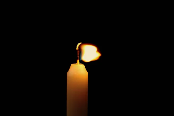 Brennende Kerze Auf Schwarzem Hintergrund Nahaufnahme — Stockfoto