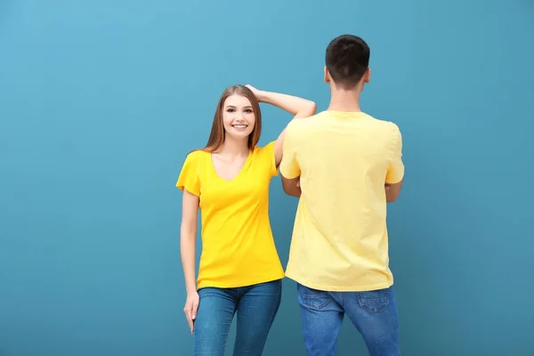 Mujer Joven Hombre Camisetas Amarillas Sobre Fondo Color Burla Para — Foto de Stock