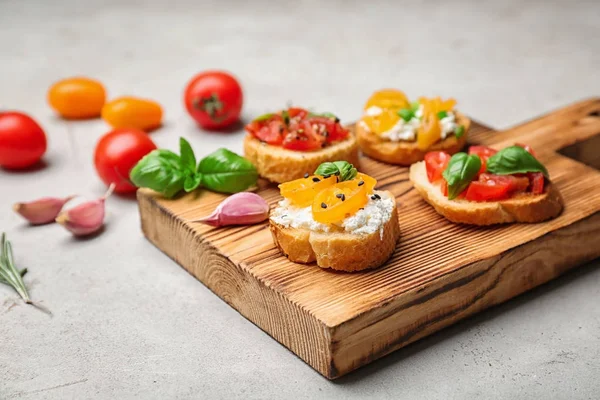 Smakelijke Bruschettas Met Tomaten Een Houten Bord Close — Stockfoto