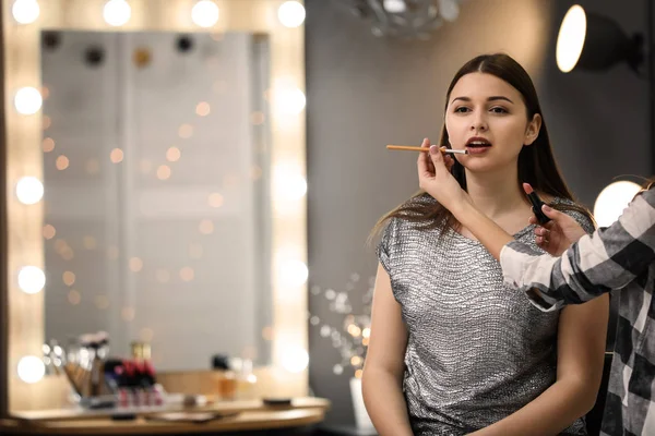 Visagiste Aplicar Maquillaje Cara Hermosa Mujer Joven Habitación — Foto de Stock