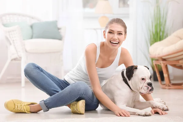 Frau Mit Niedlichem Weißen Boxerhund Drinnen Haustieradoption — Stockfoto