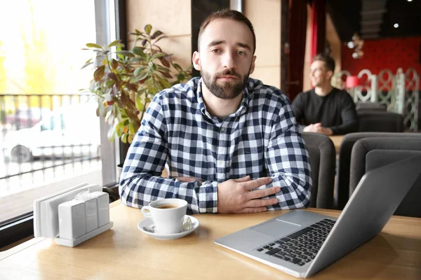 Joven Hombre Hipster Con Café Portátil Cafetería — Foto de Stock