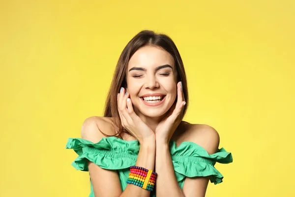 Joven Hermosa Mujer Sonriente Sobre Fondo Color —  Fotos de Stock