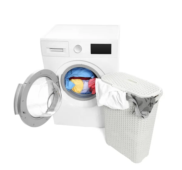 Waschmaschine Und Korb Mit Wäsche Auf Weißem Hintergrund — Stockfoto